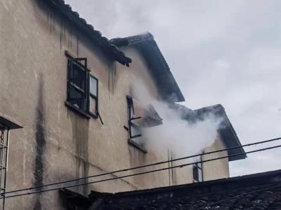 刚刚，梅城金利来大街附近一民房起火！疑因充电器引起