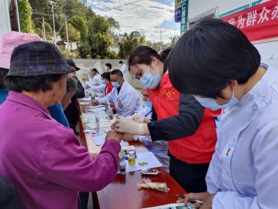 很温暖！他们将义诊送到家门口、服务送到心坎上...