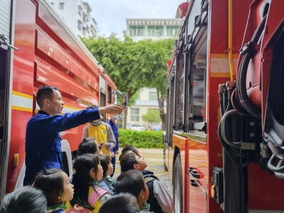 过一把“小小消防员”的瘾！今天，一群小可爱来到了这里...