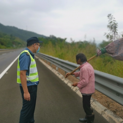 危险！八旬老人迷路误入高速......