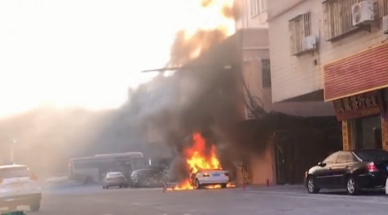 突发！梅县永兴路一二手小车自燃烧成骨架，现场浓烟滚滚！