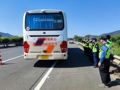 险！一满载42名旅客的大巴在高速路突发故障停在应急车道，多亏了他们…