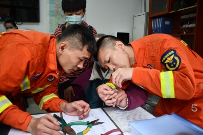 老人戒指卡手成“紧箍咒”，出现红肿充血现象...消防细心解救！