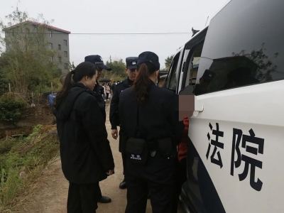 脱衣服阻警车、撒泼打滚、“喝农药”...带回、罚款！这宗相邻通行纠纷案，这样结了！