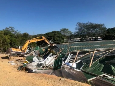 发现一个大型养殖场，违章建筑，拆！