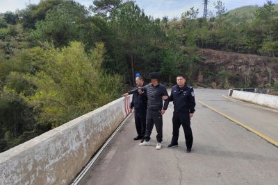 “电老鼠”钻进矿洞盗窃，不料被当场撞见！拘留！