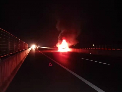 轿车追尾货车起火！司机被困车内身亡
