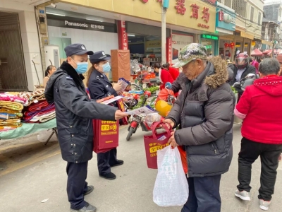 平远“警民携手保平安”宣传活动走进仁居圩日