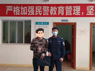 正能量！乘客大意落手提包，网约车司机诚信归还！