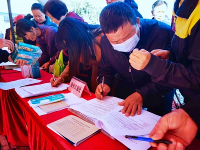 普法你我齐参与！梅州日报团支部组织职工参与“普法”活动