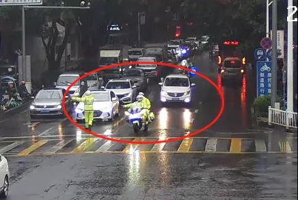 七旬老人突发病昏迷！梅州铁骑开启15分钟“生死营救”...