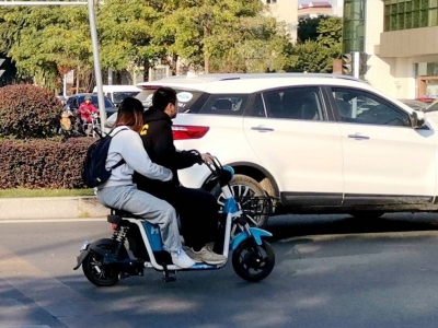 机动车道上骑共享单车，还载人、逆行...梅州交警出手啦