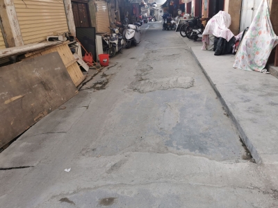 梅江区三角圩镇直街一段街路“漏修”，排水难给商家和住户带来不便！