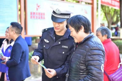 民警摆摊“售”安全！蕉岭公安联合开展“宪法宣传周”暨“122全国交通安全日”宣传活动