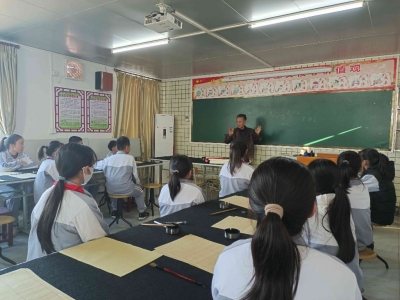 翰墨飘香润心田！梅县区文联“书法进校园”活动走进扶外小学