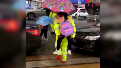 雨天积水深，梅州铁骑一句“我背你”，暖暖哒！