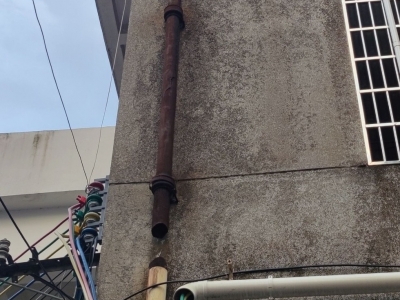 梅江区一小区楼外破水管挂高空存隐患，社区积极解民忧！