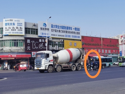 行人“逼停”司机过马路！校门口车流大却无红绿灯，交警回应暂不具备设置条件