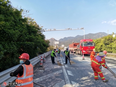 碎石洒落高速！汕梅路养不到20分钟清理保畅通
