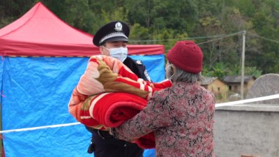 腊月阴雨天的五华，群众为“疫”线值守人员送暖！