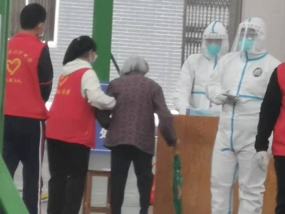 团旗在防疫一线飘扬！五华核酸检测现场，他们都在...