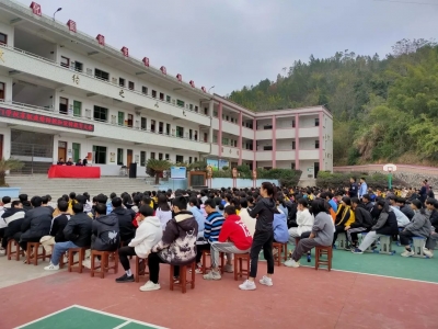 丰顺公安组织开展寒假前“法制进校园”宣传活动