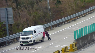 危！驾驶员竟在高速路上演“手推车”…