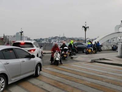 好危险！梅江桥南端车辆逆行现象普遍...交警：整治加强版来了