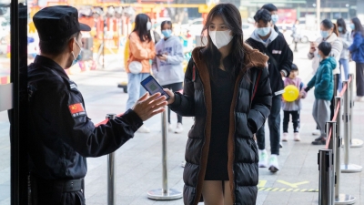 筑牢“外防输入、内防反弹”安全防线！梅州各大交通站点、商场超市扎实做好疫情防控工作