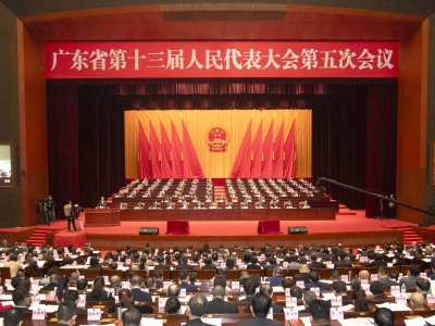 省十三届人大五次会议开幕，李玉妹主持，王伟中作政府工作报告，李希黄楚平王荣等出席