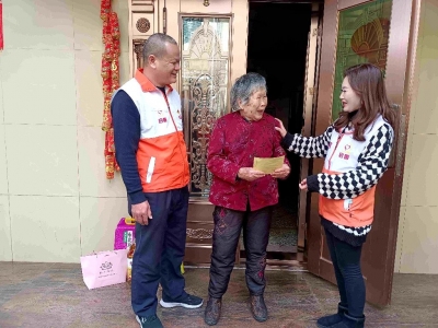 新春慰问浓，真情暖人心！志愿者到梅县区新城办富贵社区慰问高龄老人