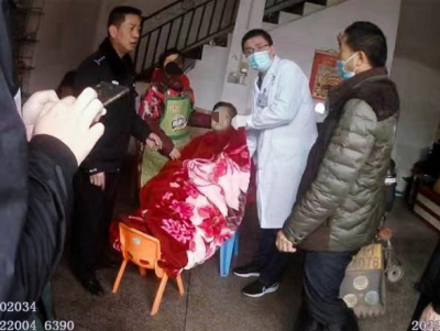 煎猪油忘关火引火灾，屋内还有一卧病老人！危急关头，他们冲了进去…