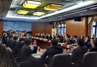 市八届人大一次会议主席团举行第一次会议