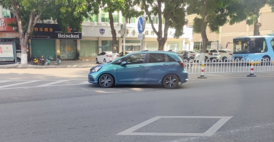 @车主们 环岛行驶莫逆行！交警：查到就罚款200元并扣3分