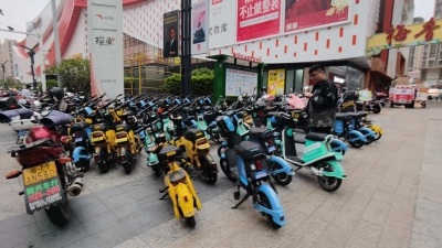 从广场一直延伸至路边，“霸占”人行道！这里的共享单车是该“治一治”了！