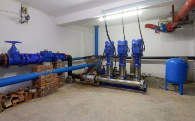 新春走基层丨梅江区江南街道推动老旧小区水管改造工程