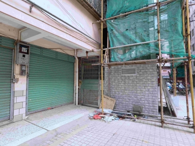 车库卷闸门和电梯出入门“肩并肩”，车库主人和筹建电梯业主各执一词