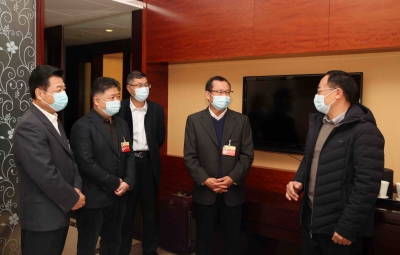 戚优华率队看望出席政协会议的部分委员 
