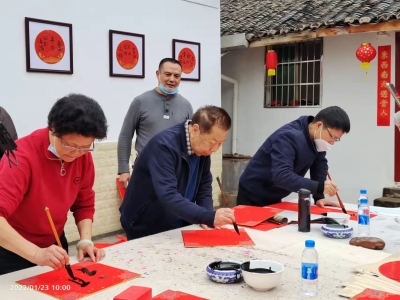 一解乡愁！梅江区乡贤邀请书法家为村民送“福”