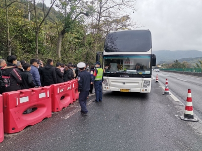大巴遇故障停靠高速应急车道！危急时刻，多部门协同转移司乘人员