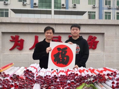 翰墨抒真情！五华县文化文艺志愿服务队开展“艺”起抗疫•送春联送祝福活动