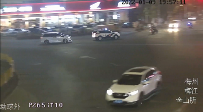 “快，开双闪，跟上我们的车”！民警为1岁幼儿开启十分钟“生命通道”...