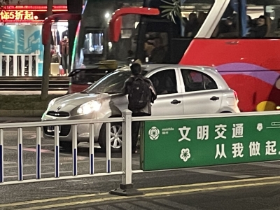“玩命”要钱！梅城又现“红灯乞讨”