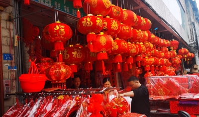 挂灯笼，贴春联，摆年花...准备过年啦~