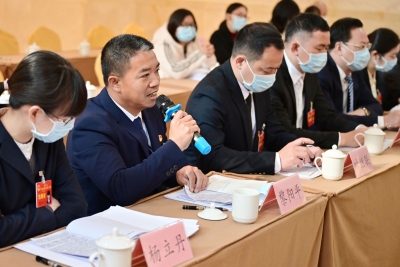 人大代表继续分组审议各项报告