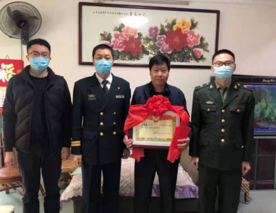 光荣！他们为立功受奖军人家庭集中送喜报