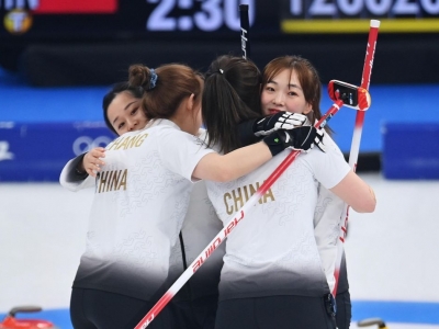 赢了！中国女子冰壶战胜加拿大队 