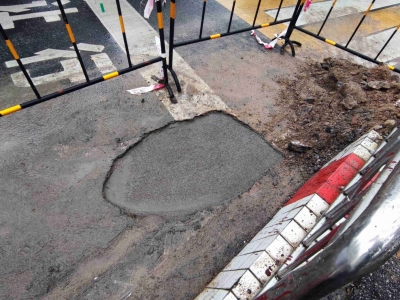 民生追踪丨嘉应西路破裂水管已修复，群众过马路不再“水上漂”