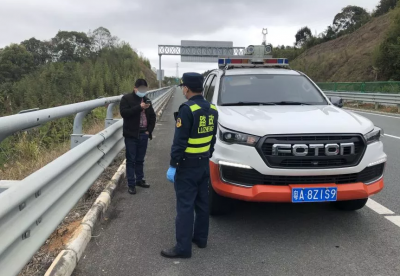 危险！高速路上两口子吵架，妻子一怒之下将丈夫赶下车驾车离去…