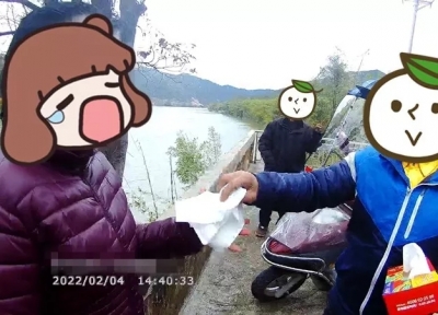 女子落水后飘浮十多公里！羽绒服“救”了她一命